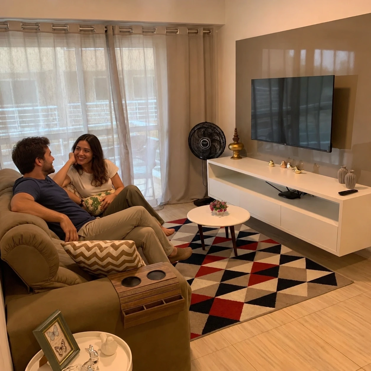 Cena ilustrativa gerada por IA: casal conversando no sofá, baseada na fotografia real da sala